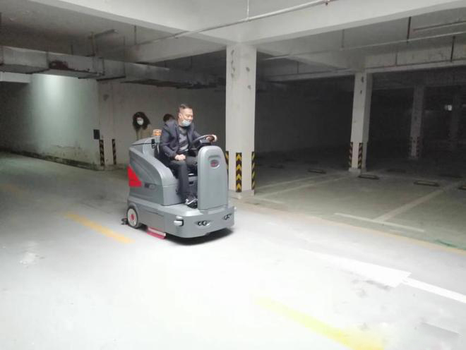 枣庄小区物业保洁不用人力改用驾驶式洗地机了
